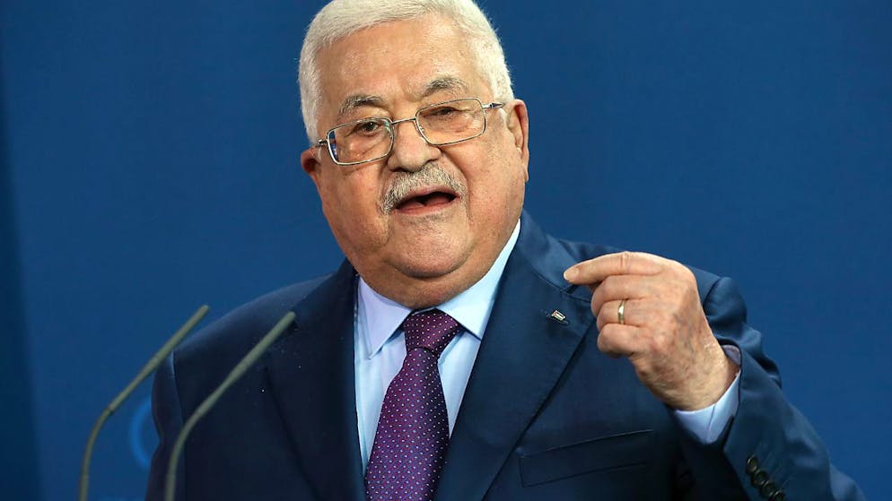 ARCHIV - Mahmud Abbas, Präsident der Palästinensischen Autonomiebehörde, beantwortet im Juli nach einem Gespräch mit dem Bundeskanzler auf einer Pressekonferenz Fragen von Journalisten. Foto: Wolfgang Kumm/dpa