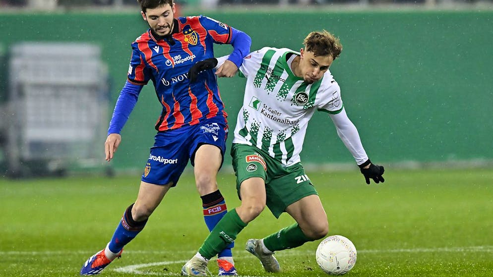 Der St. Galler Corsin Konietzke behauptet sich gegen Basels Léo Leroy am Ball