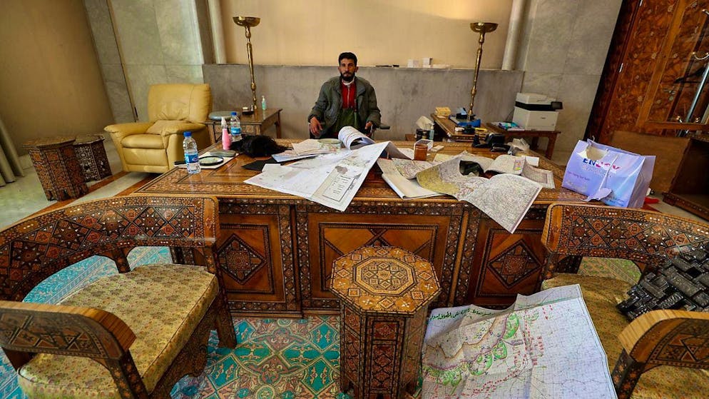 dpatopbilder - A Syrian insurgent sits in an office in the presidential palace after the collapse of the Syrian government. Photo: Omar Sanadiki/AP/dpa