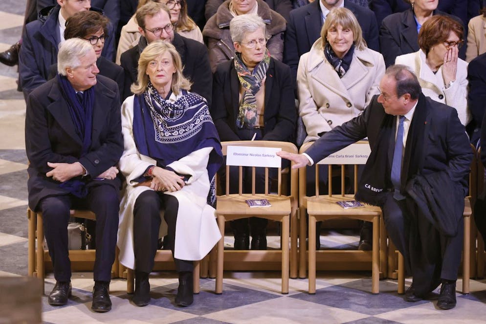 Notre Dame rinasce dalle sue ceneri. L'ex presidente francese Francois Hollande (R) gesticola mentre parla con il primo ministro francese uscente Michel Barnier (a sinistra) e sua moglie Isabelle Altmayer.