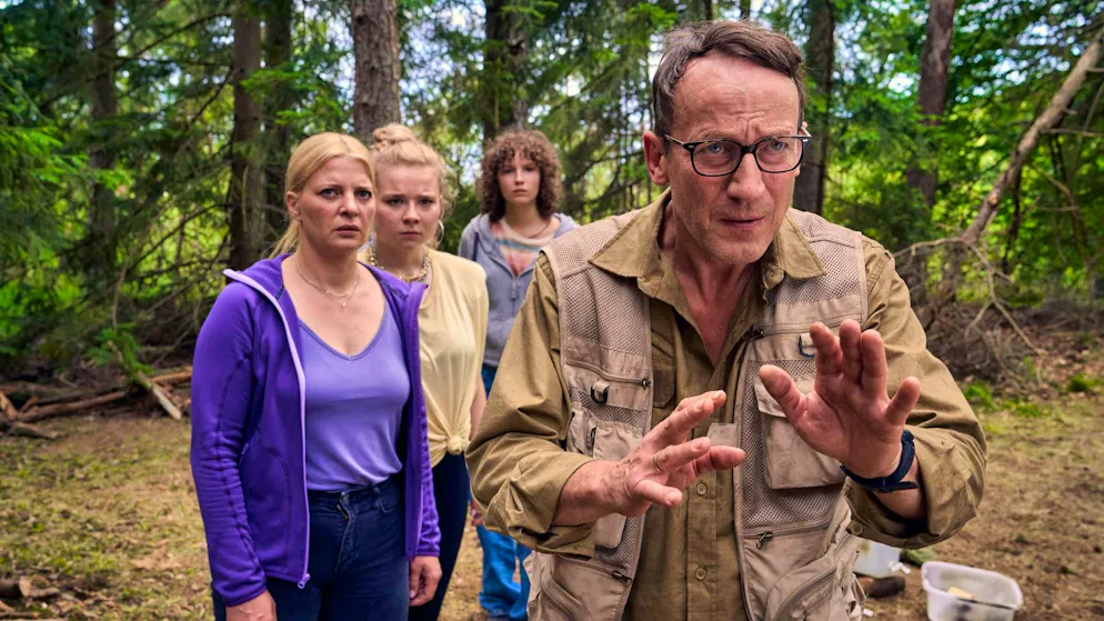 The Wellmanns' trip to the forest takes an unexpected turn when Leschke starts behaving strangely. Now it's up to Thomas Wellmann (Wotan Wilke Möhring, r.) to appease his friend and protect his family. Eva (Jördis Triebel, left), Paula (Daria Vivien Wolf, second from left) and Jenny (Josefine Keller, second from right) observe the situation from a safe distance.
