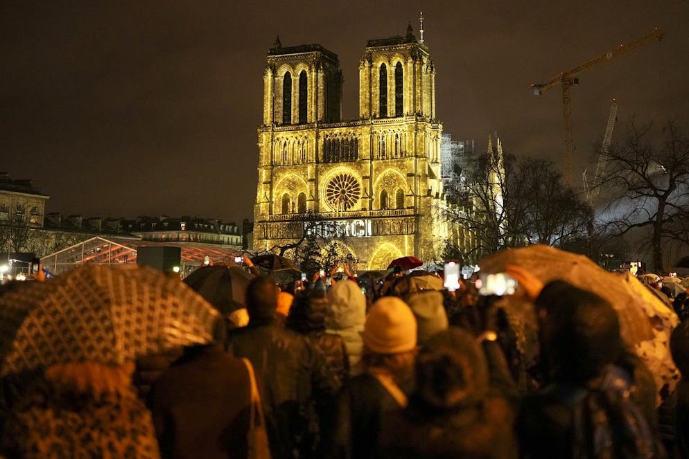 Notre Dame rinasce dalle sue ceneri. Gli spettatori si riuniscono davanti all'iconica Cattedrale di Notre Dame, sabato 7 dicembre 2024 a Parigi, in occasione della sua riapertura ufficiale per la prima volta da quando un devastante incendio ha quasi distrutto il monumento di 861 anni nel 2019.