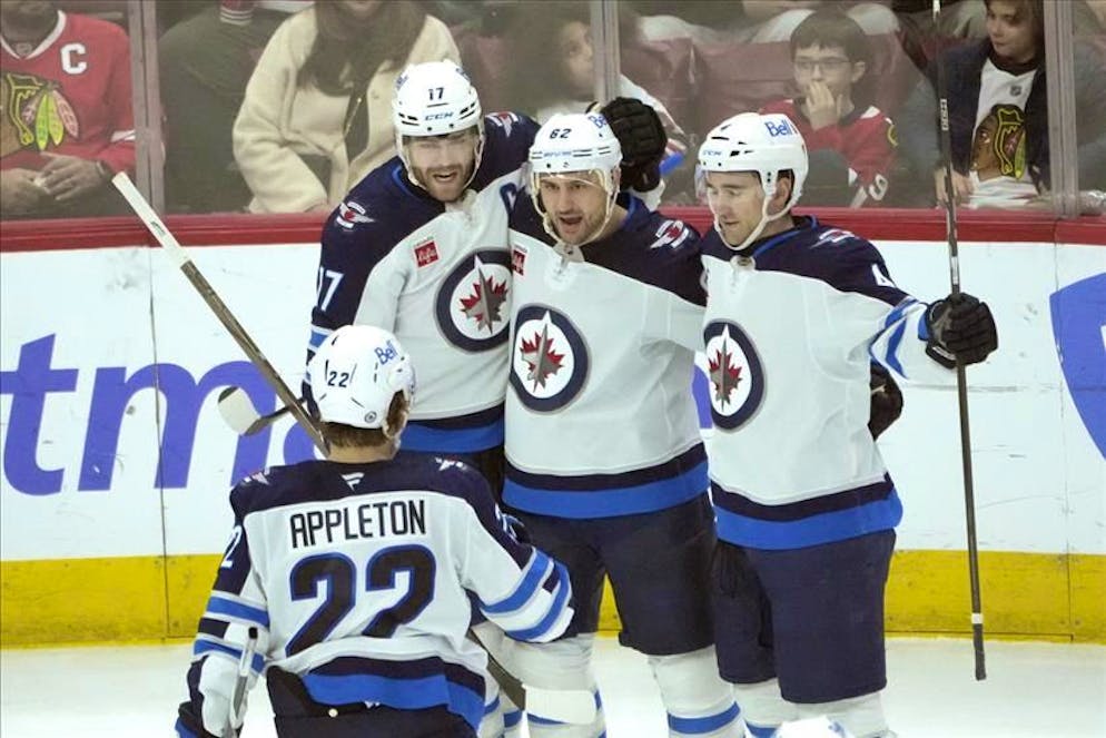 La rete di Niederreiter lancia la rimonta di Winnipeg che batte Chicago