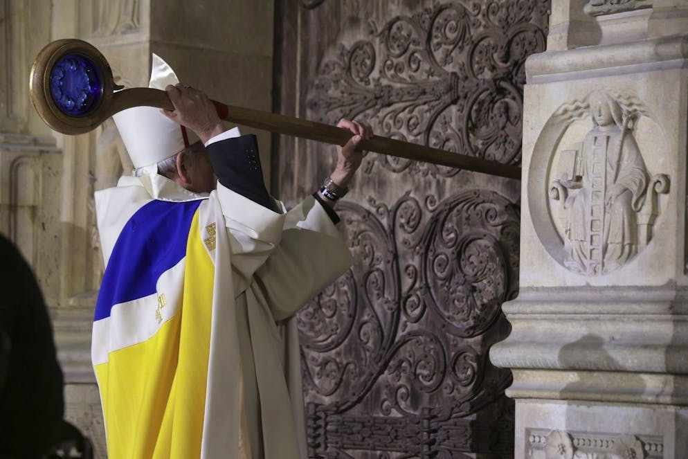 Notre Dame rinasce dalle sue ceneri. L'arcivescovo di Parigi Laurent Ulrich bussa alle porte dell'iconica cattedrale francese di Notre Dame sabato 7 dicembre 2024 a Parigi.