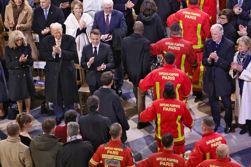 Notre Dame rinasce dalle sue ceneri. Il presidente francese Macron, il presidente eletto degli Stati Uniti Trump e la moglie Brigitte Macron, applaudono i vigili del fuoco, i soccorritori e i costruttori impegnati nel restauro della cattedrale di Notre-Dame.