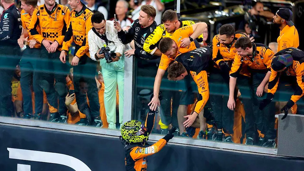 McLaren back at the top after years of pandemic - Gallery. The McLaren pit crew congratulates GP winner Lando Norris