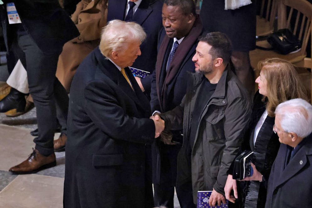 Notre Dame rinasce dalle sue ceneri. Il presidente eletto degli Stati Uniti Trump stringe la mano al presidente ucraino Volodymyr Zelensky all'interno della Cattedrale di Notre-Dame.