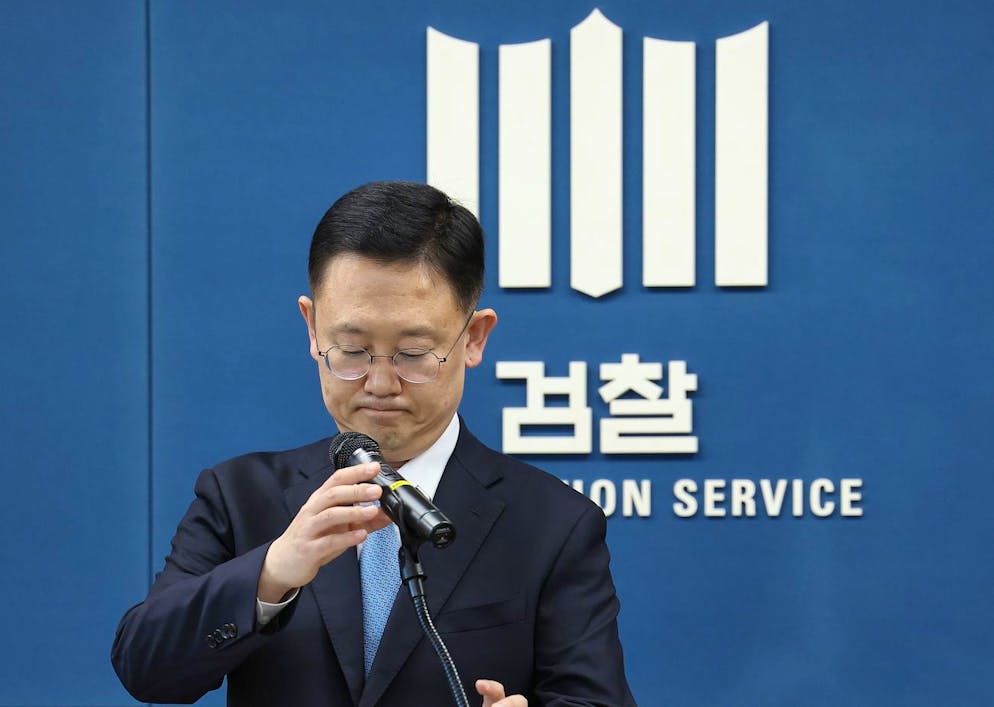 Park Se-hyun, procuratore senior a capo dell'indagine speciale sul caso della legge marziale che ha coinvolto il presidente sudcoreano Yoon Suk Yeol, regola il microfono all'inizio di un briefing con la stampa presso l'Ufficio dell'Alta Procura di Seul, nel sud di Seul, Corea del Sud, 08 dicembre 2024.