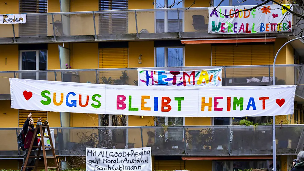 Des Zurichois ont manifesté dimanche après que les habitants de 105 appartements dans trois immeubles, surnommés "Sugus" en raison de leurs couleurs, ont reçu la résiliation de leur baux.