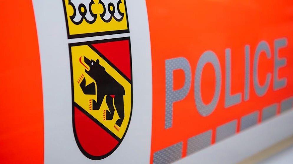 Eine Automobilistin hat sich bei einem Selbstunfall in Schönried BE verletzt. Ihr Auto landete gemäss der Polizei neben den Bahngleisen, worauf der Zugverkehr für rund eine Stunde unterbrochen werden musste. (Archivbild)