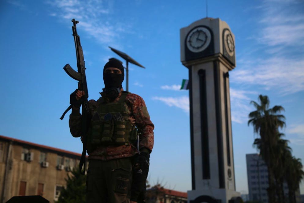 A Damasco «liberata» è entrato oggi da trionfatore il leader dei jihadisti (che non è il soldato nella foto) sostenuti dalla Turchia, Abu Muhammad al Jolani, che ha già chiesto espressamente di non esser più chiamato col suo epiteto di battaglia ma col suo nome originario, Ahmad Sharaa.