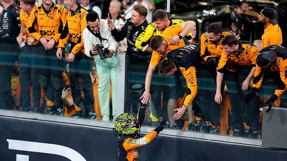 McLaren nach Seuchenjahren zurück an der Spitze - Gallery. Die Boxencrew von McLaren beglückwünscht GP-Sieger Lando Norris