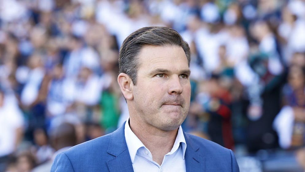 Galaxy-Coach Greg Vanney blickt angespannt auf die Uhr. Zum Titel fehlen nur noch ein paar Minuten