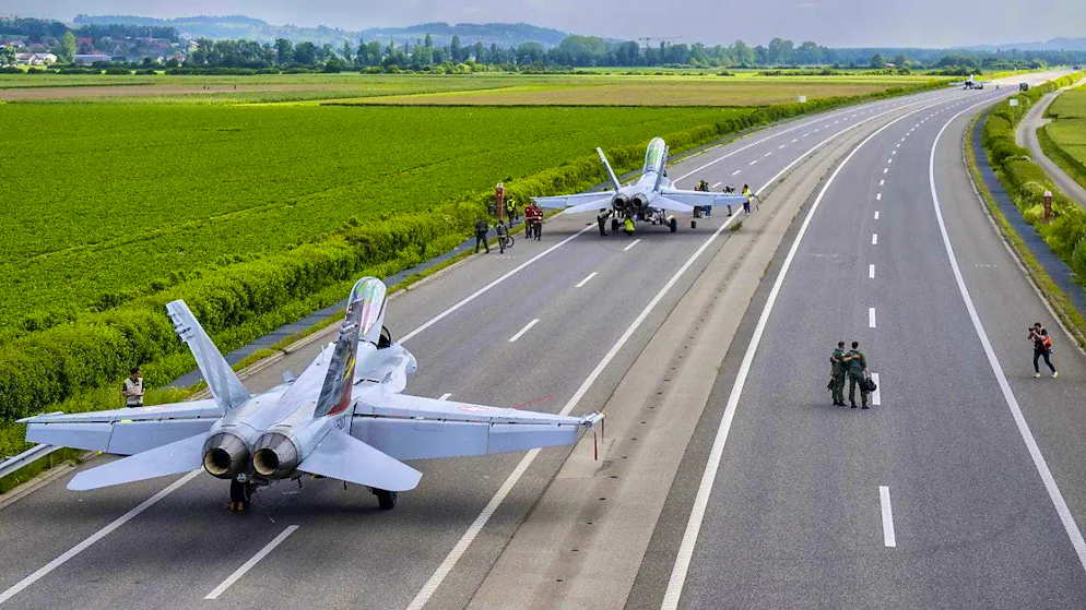 Two F/A-18 fighter jets during an exercise on the A1: the councillors have decided that the army will receive an additional CHF 530 million next year. (archive image)