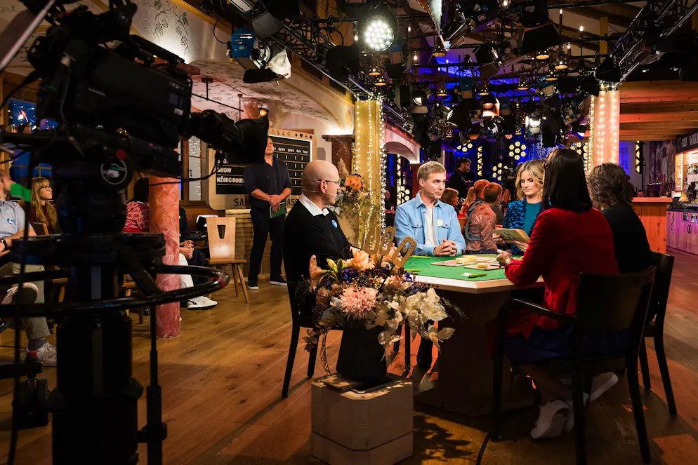 1000. «Samschtig-Jass»-Jubiläum. In der 1000-Jubiläumssendung sitzen mehrere «Samschtig-Jass» –Moderationsgenerationen am Tisch. Darunter ist Reto Scherrer … 