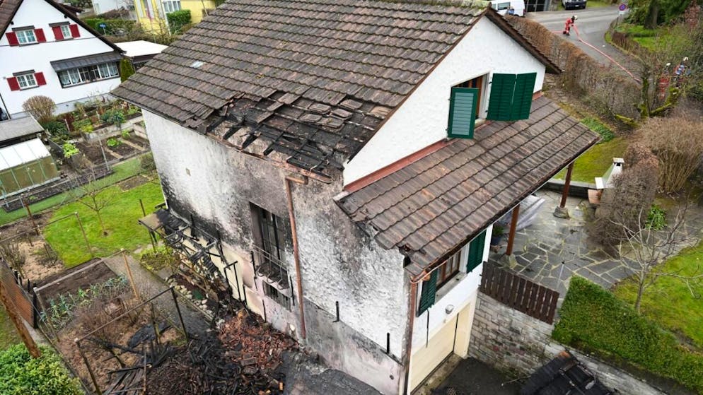 Der Schopf brannte vollständig aus, die Flammen griffen auch aufs angebaute Wohnhaus über.
