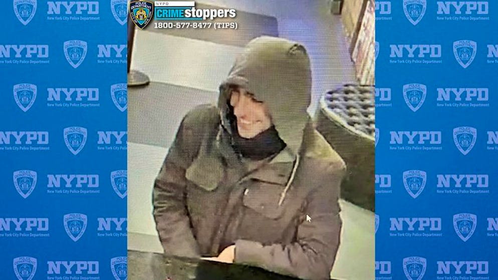 Dieses vom New York City Police Department zur Verfügung gestellte Bild zeigt einen Mann, der im Zusammenhang mit den Ermittlungen zur Ermordung von Brian Thompson, Chef des Versicherers United Healthcare, vor einem Hotel in Manhattan befragt werden soll.