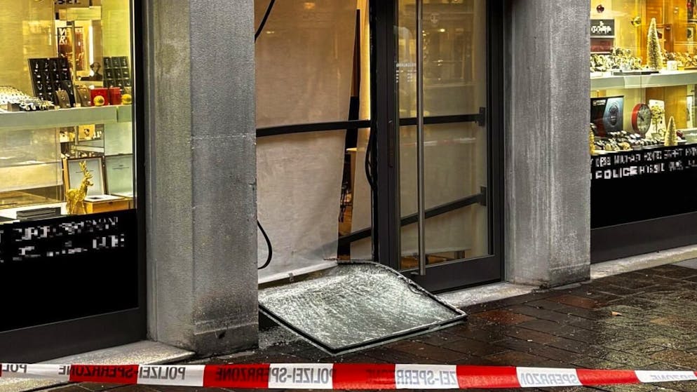 Diebe haben die Türe des Juweliergeschäfts mit dem Auto aufgedrückt.