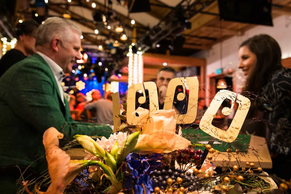 1000. «Samschtig-Jass»-Jubiläum. Die Jubiläumssendung mit Rainer Maria Salzgeber ist in der Horseshoe Braui in Oberarth aufgezeichnet worden. Auch Tina Weirather sitzt am Jasstisch.
