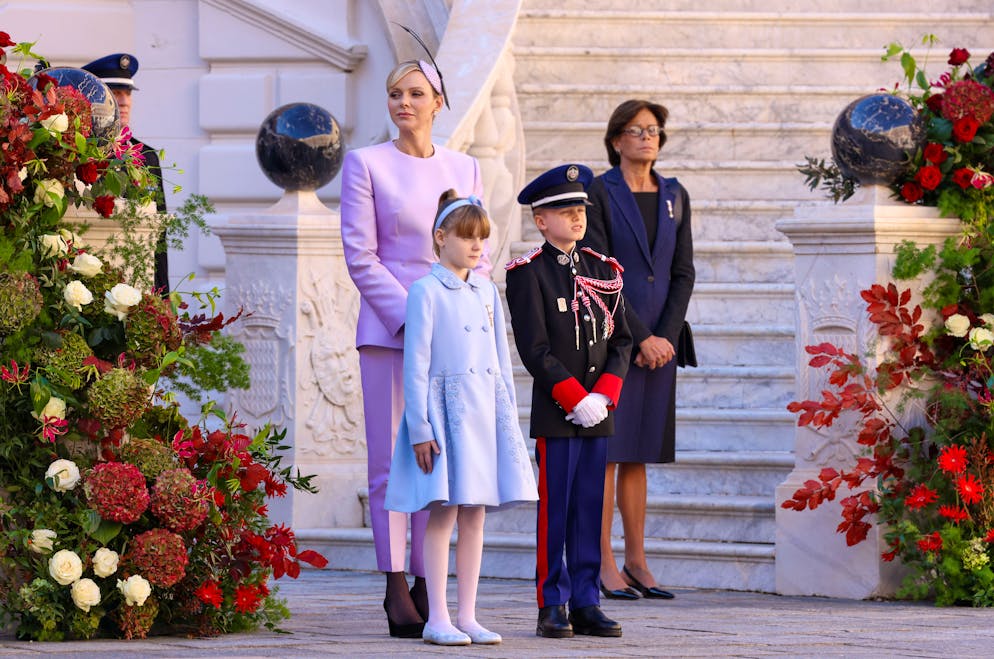 Les tenues luxueuses de Charlène de Monaco. A l'occasion de la Fête Nationale ce 19 novembre, Charlène de Monaco rayonnait dans un tailleur-pantalon lilas signé Louis Vuitton auquel elle avait associé un bibi de la même teinte.