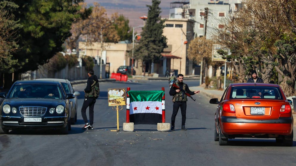 Assad gestürzt: Syrien zwischen Jubel und Ungewissheit - Gallery. Versuch, die Ordnung wiederherzustellen: Straßenposten  in Damskus.