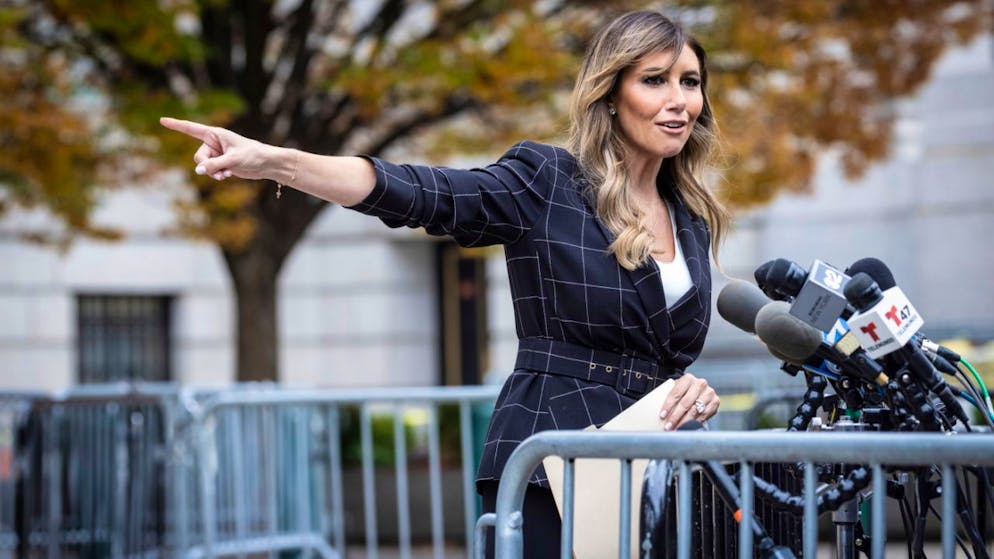 Alina Habba, damals Anwältin von Donald Trump, spricht vor dem New York Supreme Court zu den Medien. (Archivbild)