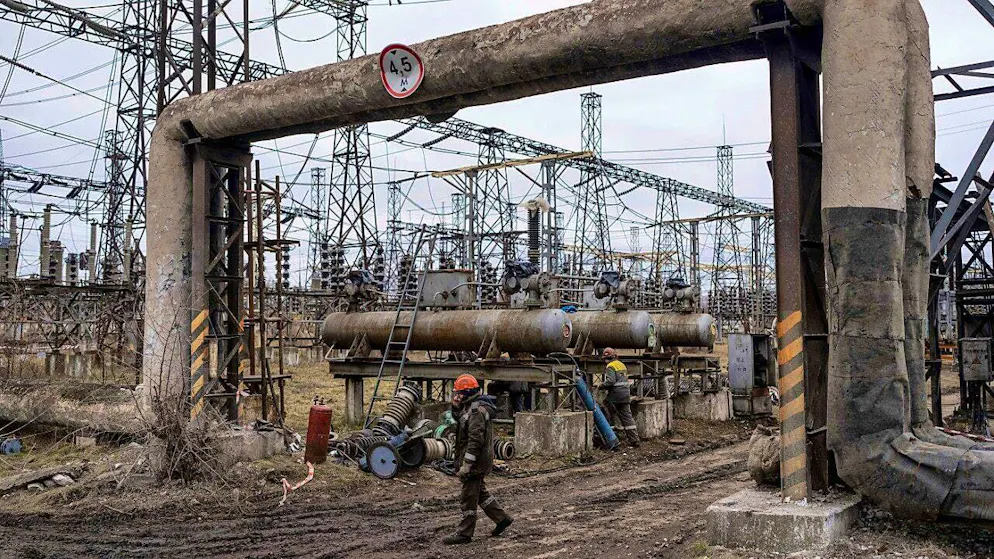 ARCHIVE - Workers at a power plant try to repair damage that Ukraine claims was caused by a Russian attack. Photo: Evgeniy Maloletka/AP/dpa