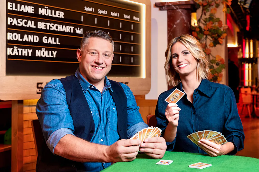 1000. «Samschtig-Jass»-Jubiläum. Schiedsrichter Jörg Abderhalden kontrolliert, dass alles richtig läuft. 