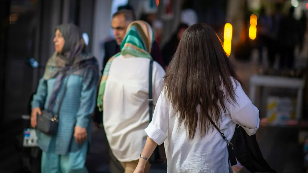 ARCHIV - Laut dem jüngsten Gesetzestext drohen Frauen bei Nichtbeachtung der Kopftuchpflicht unter anderem hohe Geldstrafen oder auch die Verweigerung von öffentlichen Dienstleistungen. Foto: Arne Immanuel Bänsch/dpa