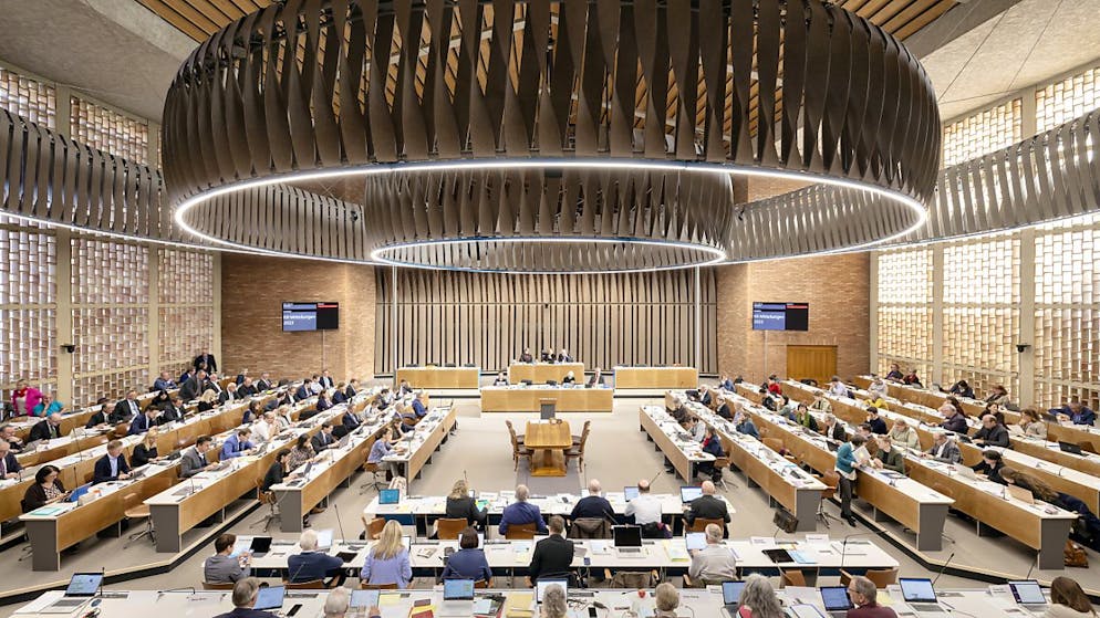 Wo soll die Zürcher Verwaltung sparen? Und wo soll es mehr Stellen geben? Der Kantonsrat nimmt heute Montag das Budget für das Jahr 2025 in Angriff. (Archivbild)