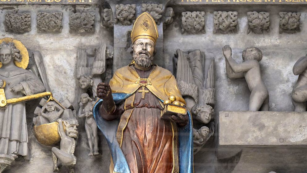 Freiburger Sankt Nikolaus vermisst seinen Bischofsstab - Gallery. Der Bischofsstab ist weg: Statue des Heiligen Nikolaus über dem Westportal der Kathedrale in Freiburg.