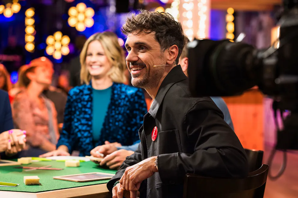 1000. «Samschtig-Jass»-Jubiläum. Sänger Jan Seven Dettwyler vertritt die Showszene. 