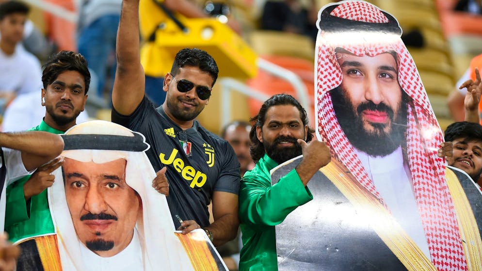 Saudische Fussballfans finden die Sport-Strategie des Königreichs um Kronprinz Mohammed bin Salman (auf dem rechten Plakat) gut.