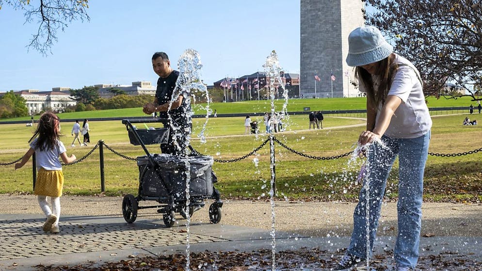 Une jeune famille en visite à Washington se rafraîchit dans une fontaine en plein mois de novembre (archives)