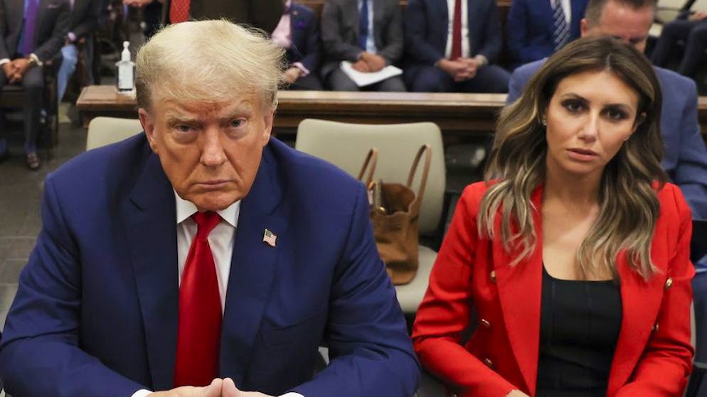 Betrugsprozess in New York: Alina Habba (r.) ist das jüngste Beispiel dafür, dass Trump Spitzenpositionen in seiner Regierung an Anwält*innen vergibt, die ihn vor Gericht verteidigt haben. (3. Oktober 20243) 