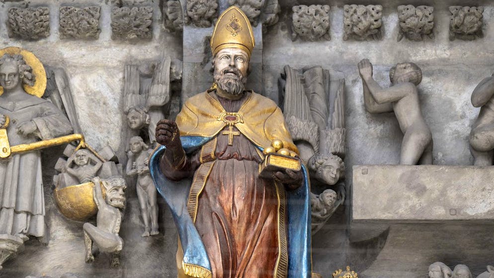 Die Statue des heiligen Nikolaus, Schutzpatron und Namensgeber der Kathedrale in Freiburg, steht  ohne ihren Bischofsstab über dem Westportal der Kirche. Wenige Stunden vor dem grossen Umzug zum Fest des Schutzheiligen am Samstag wurde bemerkt, dass der Bischofsstab an der Statue fehlt.