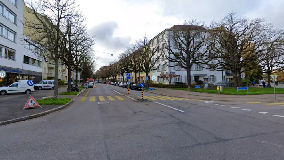 An der Kreuzung Strasseburgerallee-Hegenheimerstrasse in Basel wurde ein Velofahrer angefahren und verletzt.