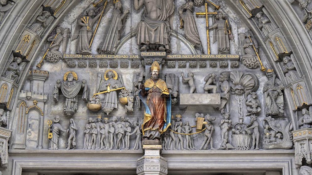Freiburger Sankt Nikolaus vermisst seinen Bischofsstab - Gallery. Der Heilige Nikolaus, Schutzpatron und Namensgeber der Kathedrale in Freiburg, steht ohne seinen Bischofsstab über dem Westportal der Kirche.