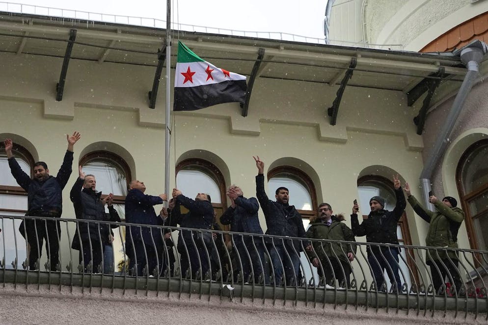 Vor der syrischen Botschaft in Moskau wird die Fahne der Rebellen gehisst.