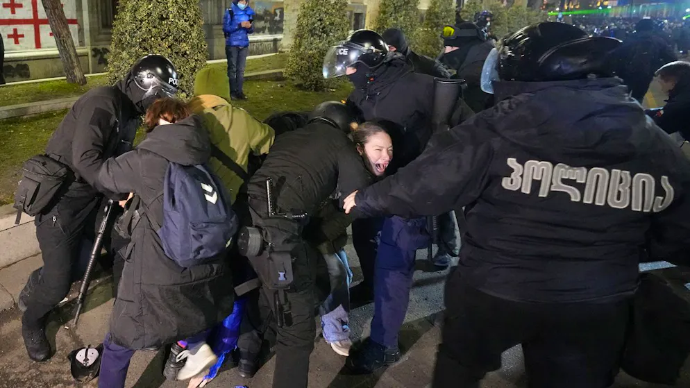 Polizisten nehmen am Samstag bei Protesten in Tbilissi Demonstrant*innen fest. 