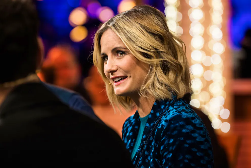 1000. «Samschtig-Jass»-Jubiläum. «Im Moment macht es mir noch viel zu viel Spass, als dass ich freiwillig gehen würde. Man müsste mich vom Jasstisch wegzerren»: Fabienne Gyr über die Frage, ob sie die Sendung noch in 10 Jahren moderieren will.