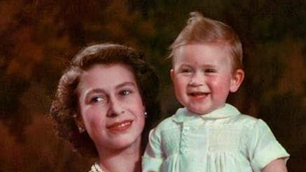 Un ricordo del passato. Re Carlo sulla mamma Elisabetta: «Quando facevamo il bagno, lei si esercitava con la corona»