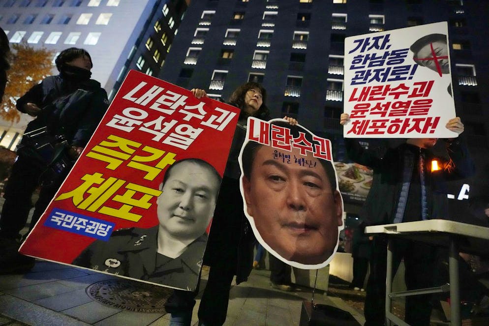 Continuano le manifestazioni del popolo, che chiede a gran voce l'impeachment del presidente; sul cartello rosso, a sinistra, la scritta dice: «Arrestate Yoon Suk Yeol». 