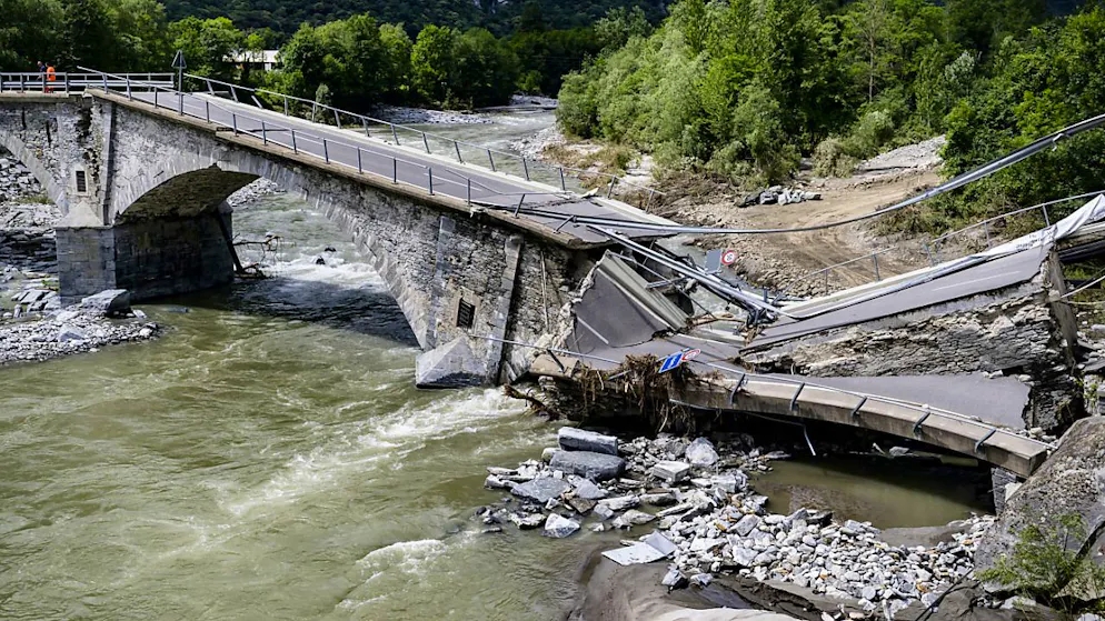 Il Ponte di Visletto poco dopo essere stato distrutto dalla piena della Maggia