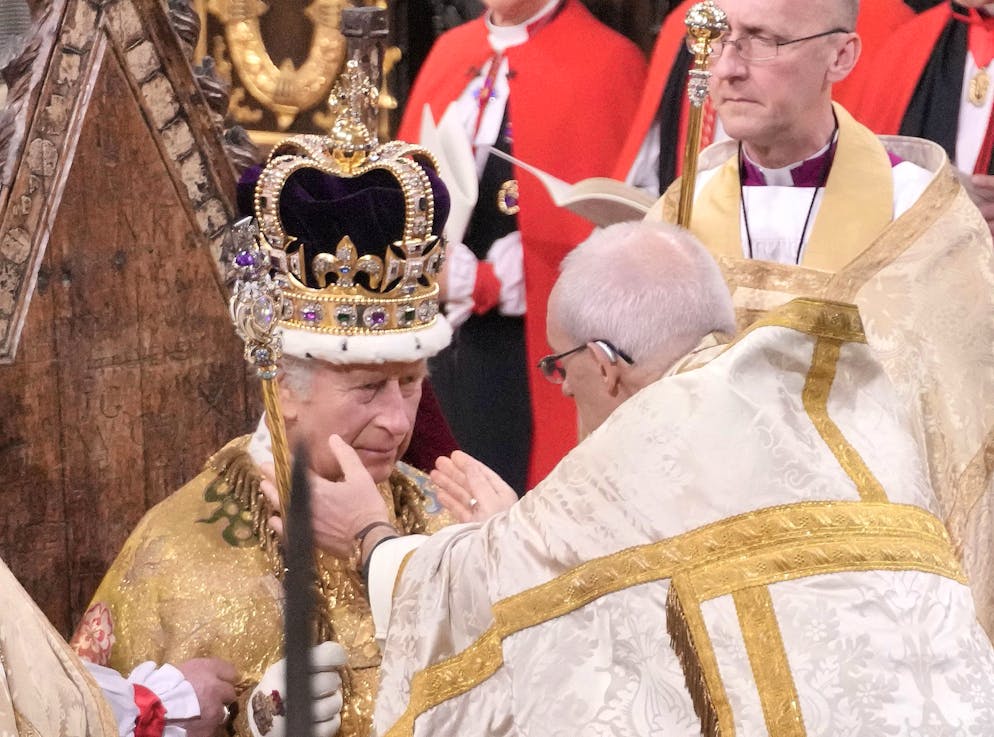 König Charles: Hatte Angst, dass die Krone wackelt. Wackelt da auch nichts? Charles mit seiner Krone. (Archivbild)