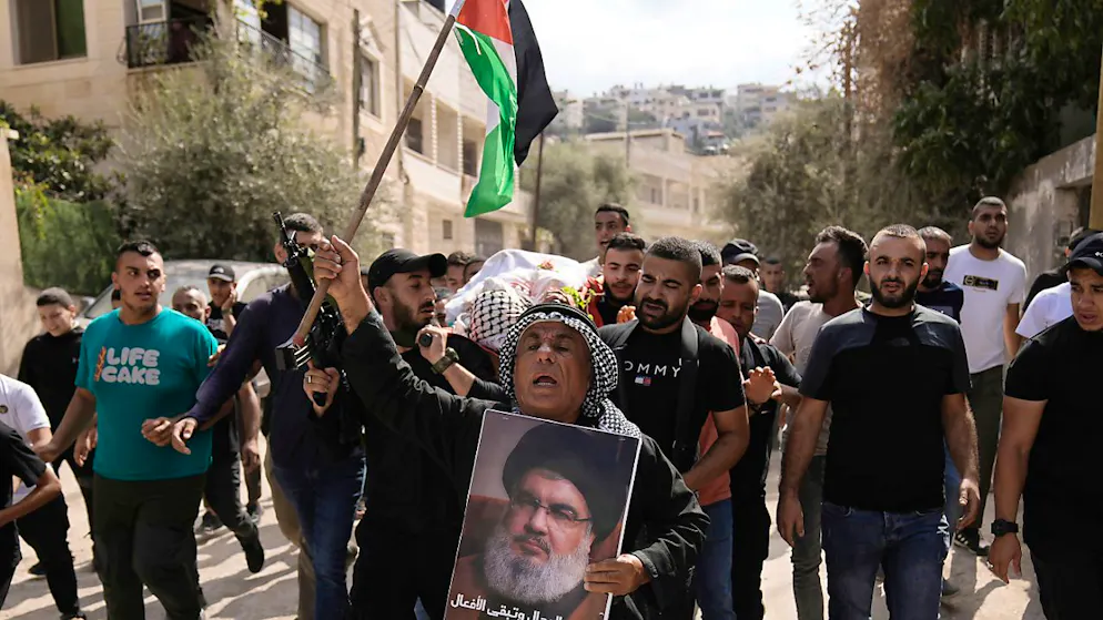 ARCHIV - Der palästinensische Aktivist Khairi Hanoun hält in Dschenin ein Poster des getöteten Hisbollah-Chefs Nasrallah, der im September bei einem israelischen Angriff getötet wurde. Foto: Majdi Mohammed/AP/dpa