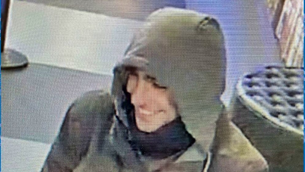 Plusieurs photographies du suspect avaient été diffusées par la police.