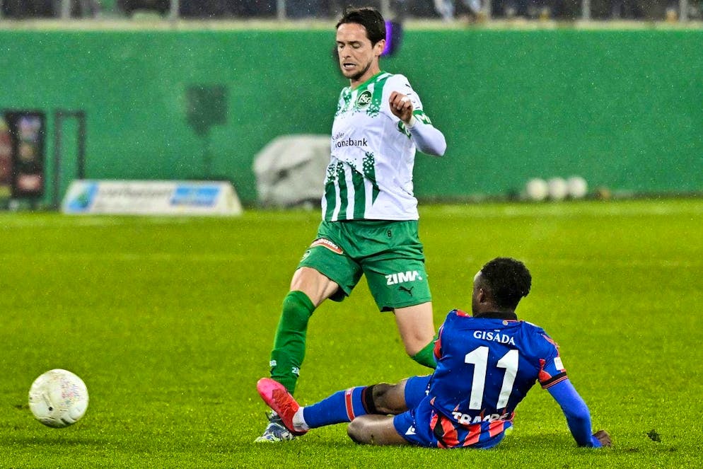 Bénie Traoré plays the ball and immediately afterwards hits Jordi Quintillà above the ankle.