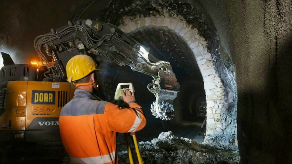 Das brüchige Gestein verlängert die Sanierung des Weissenstein-Bahntunnels. Die Arbeiten müssen nach Angaben der BLS in kürzeren Abschnitten ausgeführt werden. (Archivbild)