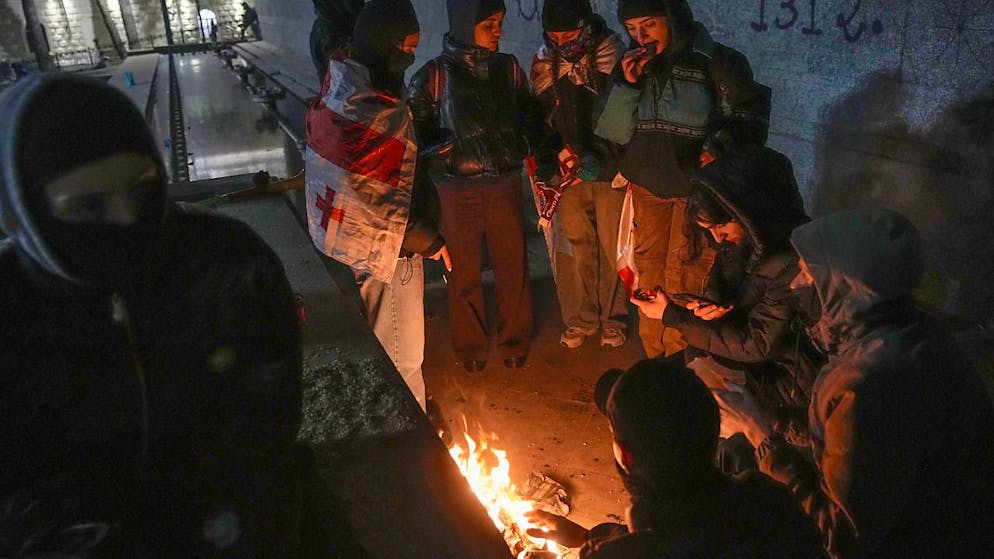 Des manifestants pro-UE se sont à nouveau rassemblés à Tbilissi lundi soir.